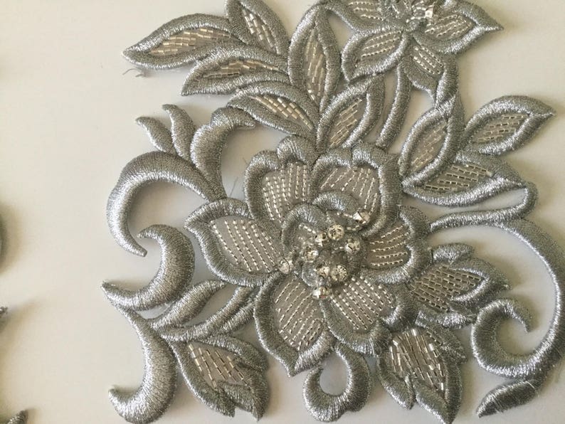 Lot De Plus De 700 Perles Anciennes En Verre Violet Foncé - Forme Rocaille, Sur Fil, Pour Broderie Et Passementerie - Fond De Stock France