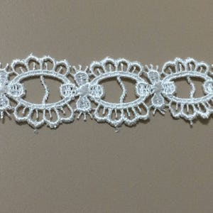 Passe ruban en dentelle beige ou blanche  2,8 cm largeur