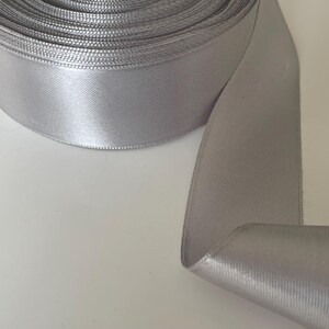 Ruban en satin de 4 centimetre en largeur couleur gris