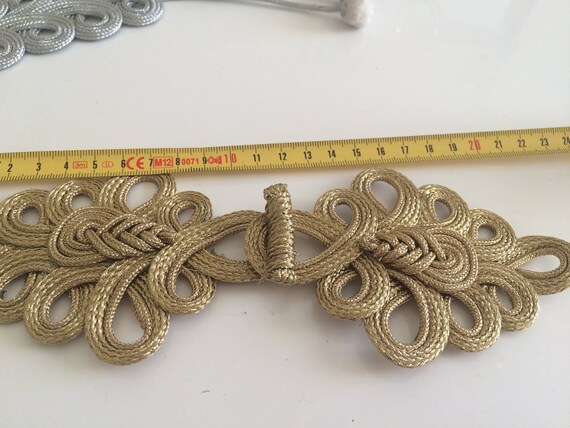 Attache Bouton Longueur attachée de 7,5 cms Brandebourg Argent
