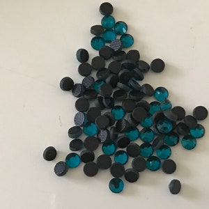 Strass 4 mm noir 100 piece a coller hot fix avec un applicateur ou au fer a repasser Bleu tuquoise foncé