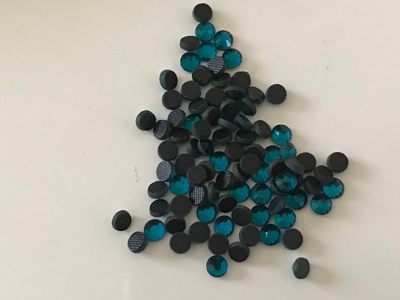 Strass 4 mm noir 100 piece a coller hot fix avec un applicateur ou au fer a repasser Bleu tuquoise foncé
