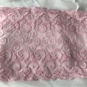 Dentelle de 25 cm en largeur non elasthane blanche ou rose ou bordeaux