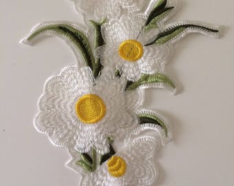 Applique brodé blanc 28*20 cm a coudre ou coller,fleur blanc et jaune,bouquet de fleur a coudre,