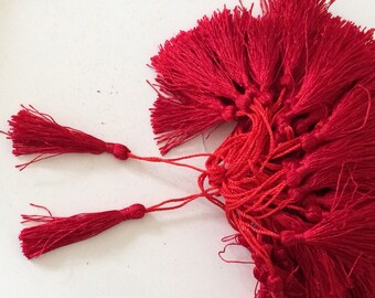 Pompon de 5 cm de longueur environ couleur rouge