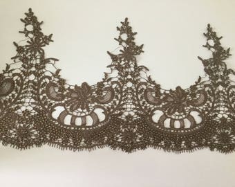 Dentelle bronze et argent  fil métallisé avec strass en cristal 30 cm de largeur environ