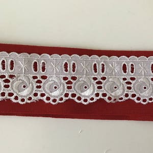 White English embroidery lace with ribbon loop, 4.5 cm wide