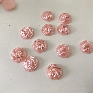 100 Demi perle en forme de rose nacree violet a coller 12mm de diametre