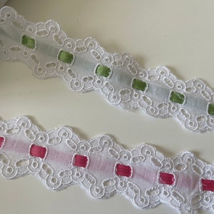 White English embroidery lace with ribbon loop, 3.5cm wide