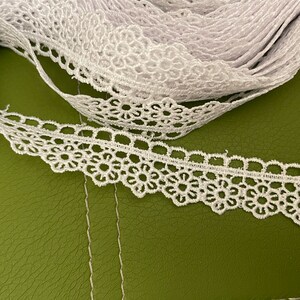 Dentelle de fleur rouge vert blanche