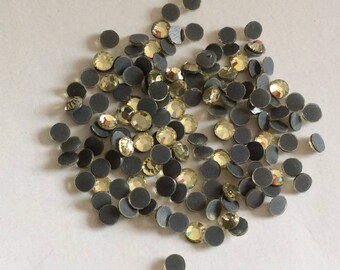 Lot de 10 grammes de strass thermocollant  en cristal de 5 mm