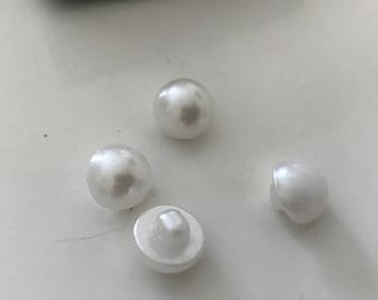 White mother-of-pearl button of approximately 10 mm like pearls