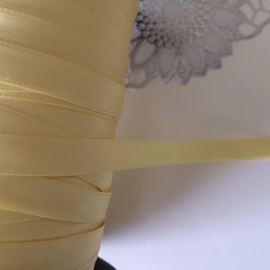 Ruban jaune en satin de 1 centimetre en largeur