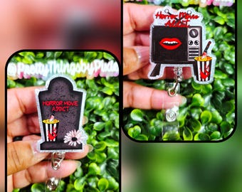 Porta credenciales para adicto a las películas de terror, temática de Halloween, temporada espeluznante, terrorífico, porta credenciales de películas slasher, porta credenciales de enfermera