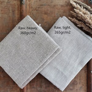 Könnte beinhalten: Zwei Stücke roher Leinenstoff, eines schwerer als das andere. Der schwerere Stoff ist mit "Raw, heavy, 360gr/m2" und der leichtere Stoff mit "Raw, tight, 265gr/m2" beschriftet.