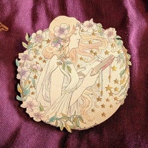 Leitura Lady Brooch com cartão de felicitações correspondente e pintura à mão dourada opcional - de uma litografia Art Nouveau de 1903 de Henriette Bressler