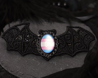 Fledermaus Clip Transflagge und Regenbogen schwarz als Haarspange und Brosche für Queer Gothic Pride und Schmuck Geschenk