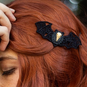 Fledermaus Haarspange mit Vogelschädel, Haarclip und Brosche aus schwarzer Spitze für Pagan Gothic Outfits und Vampir Cosplay