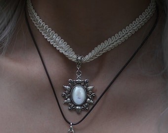 Choker weiß mit Stern oder Oval aus Spitze mit farbigen Glassteinen als Halsband für Vintage Outfit und als Geburtstagsgeschenk