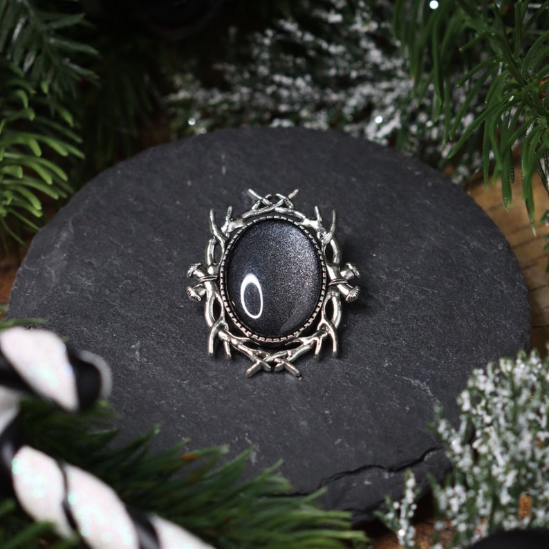 Ovale Brosche Geweih in Wunschfarbe aus Glassteinen in Schwarz Silber und Bronze als Cosplay Schmuck und Gothic Geschenk Schwarz/Black