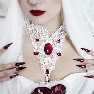 Delikatny koronkowy naszyjnik z kolorowymi kaboszonami szklanymi na wesela tematyczne i stroje cosplay