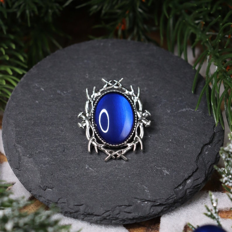 Ovale Brosche Geweih in Wunschfarbe aus Glassteinen in Schwarz Silber und Bronze als Cosplay Schmuck und Gothic Geschenk Blau/Blue