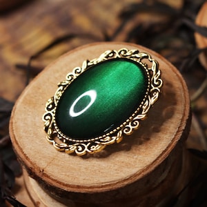 Goldene Brosche Wunschfarbe oval aus Glassteinen als Cosplay Schmuck und Steampunk Accessoire Grün/Green