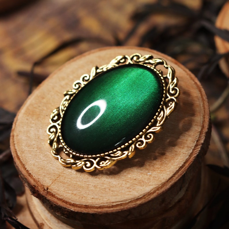 Goldene Brosche Wunschfarbe oval aus Glassteinen als Cosplay Schmuck und Steampunk Accessoire Grün/Green