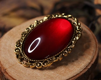 Goldene Brosche Wunschfarbe oval aus Glassteinen als Cosplay Schmuck und Steampunk Accessoire