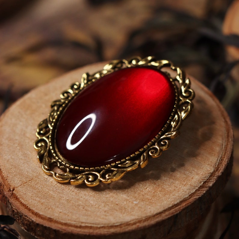 Goldene Brosche Wunschfarbe oval aus Glassteinen als Cosplay Schmuck und Steampunk Accessoire Rot/Red