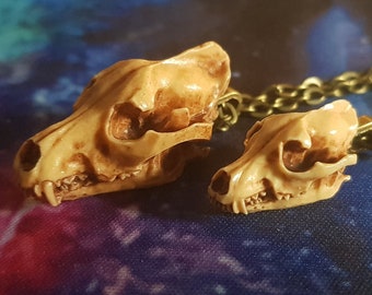 Wolf skull pendant made of resin, wolf skull necklace as medieval jewelry, gothic jewelry for Dark Academia outfit, animal skull pendant