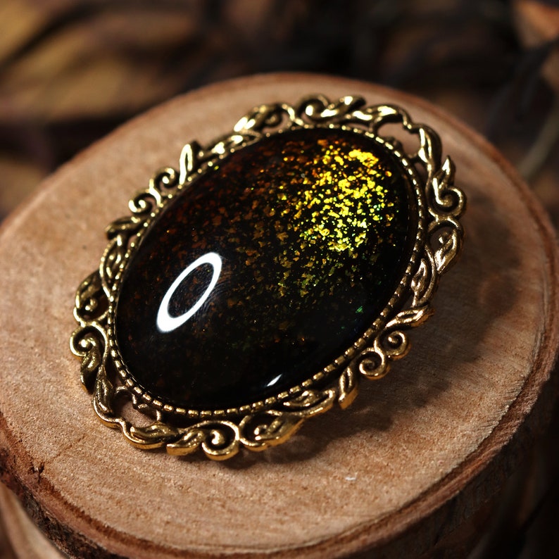 Goldene Brosche Wunschfarbe oval aus Glassteinen als Cosplay Schmuck und Steampunk Accessoire Herbst/Autumn