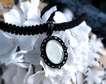 Choker mit Anhänger als Gothic Halsband aus Spitze mit ovaler Schnörkel Fassung als Geschenk und für Cosplay