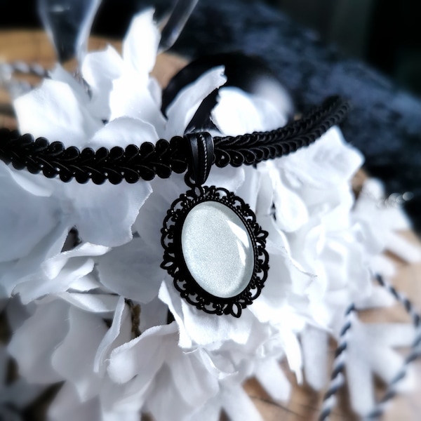 Choker mit Anhänger als Gothic Halsband aus Spitze mit ovaler Schnörkel Fassung als Geschenk und für Cosplay