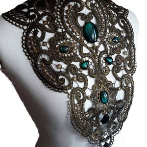 Steampunk necklace antique bronze lace with colored metallic glittering glass stones for steampunk cosplay Grün/Green