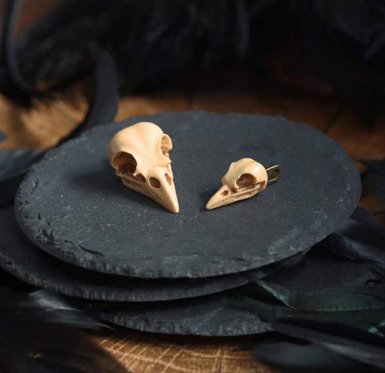 Colar com pingente de crânio de corvo, joia medieval; pingente de crânio de pássaro, resina, joia gótica; pingente de crânio de animal; joia para calendário do advento de Halloween Beige