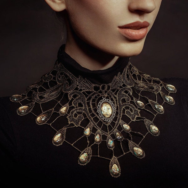 Collier en bronze en dentelle avec pierres de verre scintillantes métallisées pour une tenue steampunk ou un mariage