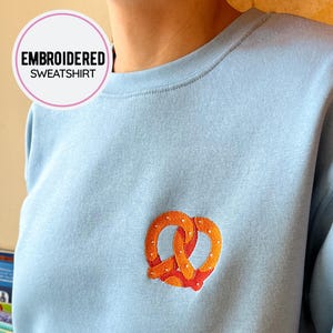 Brezel besticktes Sweatshirt: Unisex Foodie Rundhalsausschnitt, Brezel-Liebhaber-Jumber, Brot-Liebhaber-Geschenk, Food-Liebhaber-Stickerei