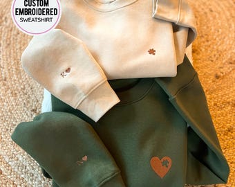 Sudadera de cuello redondo con bordado de corazón de rompecabezas personalizado y letra bordada en la manga, regalo para enamorados de San Valentín, sudadera a juego personalizada para parejas.