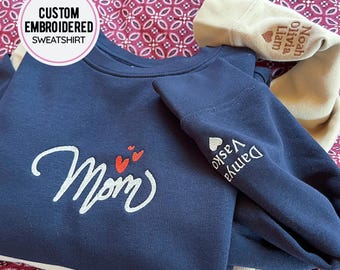 Personalized MOM Crewneck with Kids Names on Sleeve, Mother's Day Embroidery Gift, Custom MOM Sweatshirt with children names, Gift for MAMA