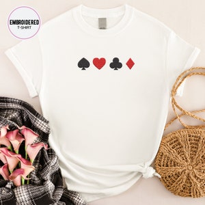 Maglietta con ricamo carte, maglietta unisex, maglietta con ricamo poker, maglietta con carte da gioco ricamate, maglietta poker, maglietta con simboli carte