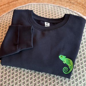 Chamäleon Stickerei Sweatshirt: Reptilien Liebhaber Geschenk, Bestickter Tier Pullover, Bestickter Chamäleon Rundhalsausschnitt, Lustiges Sweatshirt