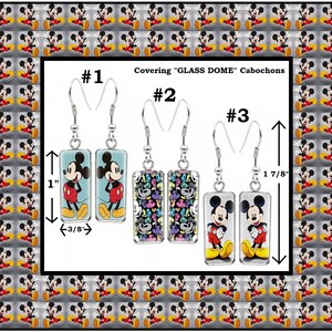 Peut inclure: Trois paires de boucles d'oreilles pendantes avec des motifs Mickey Mouse. La premi&egrave;re paire pr&eacute;sente un motif Mickey Mouse bleu et blanc. La deuxi&egrave;me paire pr&eacute;sente un motif Mickey Mouse multicolore. La troisi&egrave;me paire pr&eacute;sente un motif Mickey Mouse rouge et jaune. Chaque paire de boucles d'oreilles mesure 2,5 cm de long et 1 cm de large.