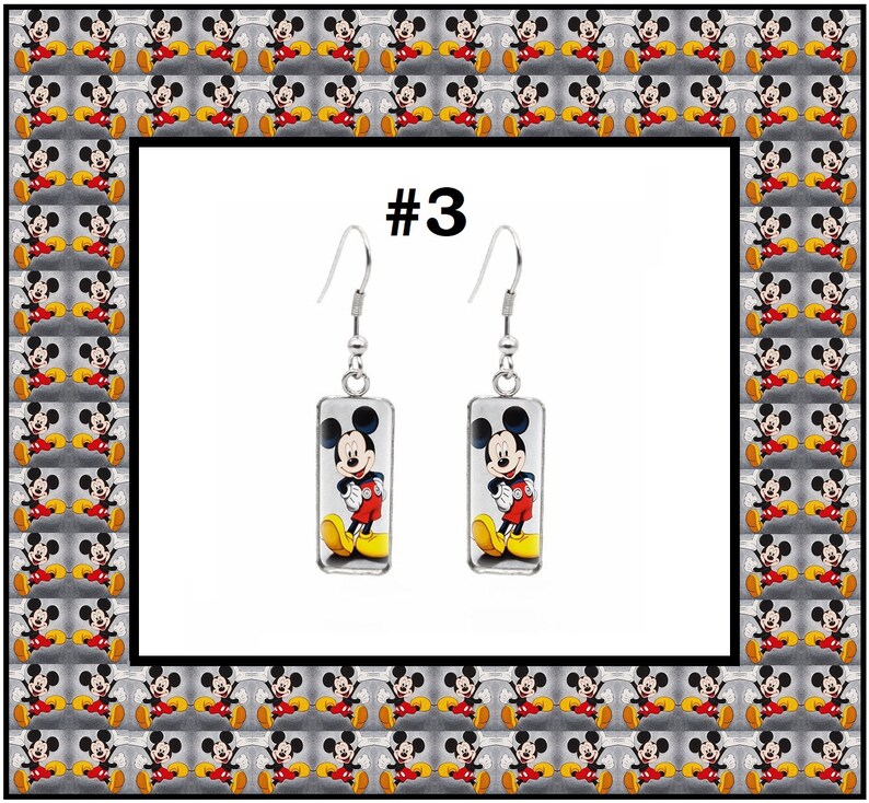 Peut inclure: Une paire de boucles d'oreilles pendantes en argent avec un charme en verre rectangulaire repr&eacute;sentant une image de dessin anim&eacute; de Mickey Mouse. Les boucles d'oreilles sont &eacute;tiquet&eacute;es #3.