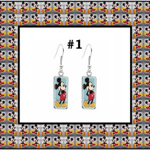 Peut inclure: Une paire de boucles d'oreilles pendantes en argent avec une image rectangulaire bleue et blanche de Mickey Mouse. Les boucles d'oreilles sont &eacute;tiquet&eacute;es #1.