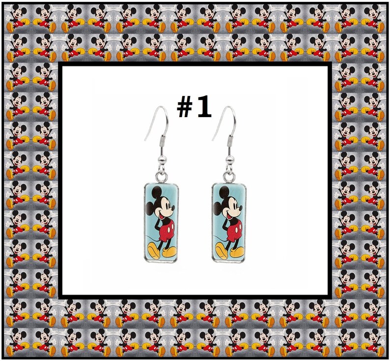 Peut inclure: Une paire de boucles d'oreilles pendantes en argent avec une image rectangulaire bleue et blanche de Mickey Mouse. Les boucles d'oreilles sont &eacute;tiquet&eacute;es #1.