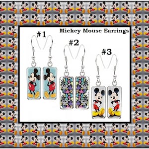 Peut inclure: Trois paires de boucles d'oreilles Mickey Mouse. La premi&egrave;re paire pr&eacute;sente un motif Mickey Mouse bleu et blanc. La deuxi&egrave;me paire pr&eacute;sente un motif Mickey Mouse color&eacute;. La troisi&egrave;me paire pr&eacute;sente un motif Mickey Mouse rouge et jaune. #1 #2 #3