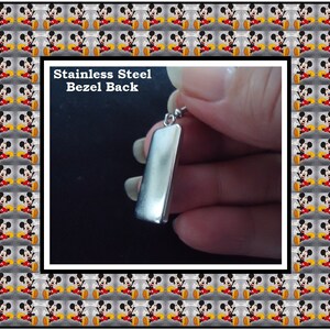 Peut inclure: Dos de b&eacute;li&egrave;re en acier inoxydable pour un pendentif ou un charme. Le dos est lisse et brillant.