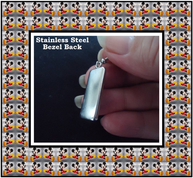 Peut inclure: Dos de b&eacute;li&egrave;re en acier inoxydable pour un pendentif ou un charme. Le dos est lisse et brillant.