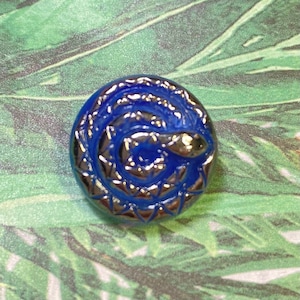 Serpiente de cristal checo azul con botón plateado, caña de metal, tamaño 8